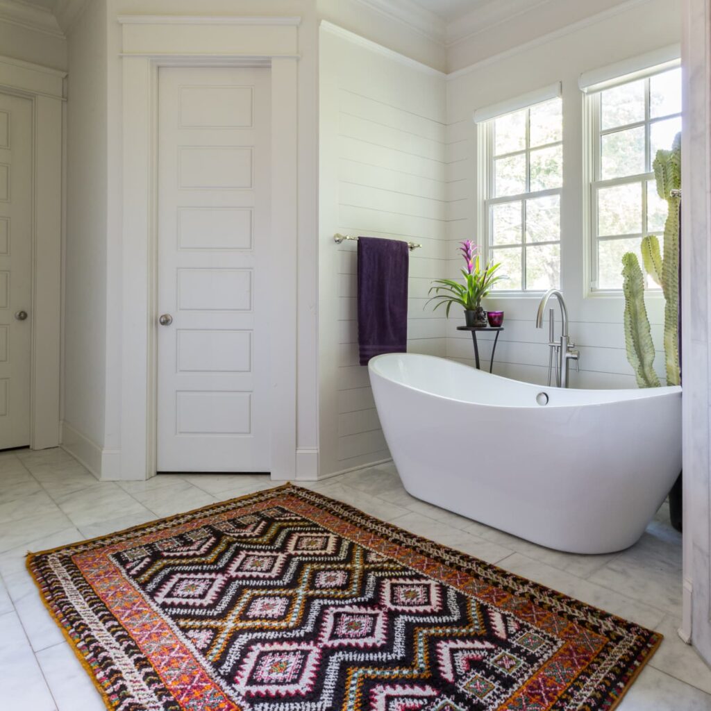 stylowy dywan w łazience