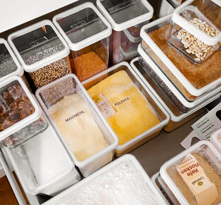 Bezpieczne przechowywanie żywności w lodówce - pojemniki na jedzenie