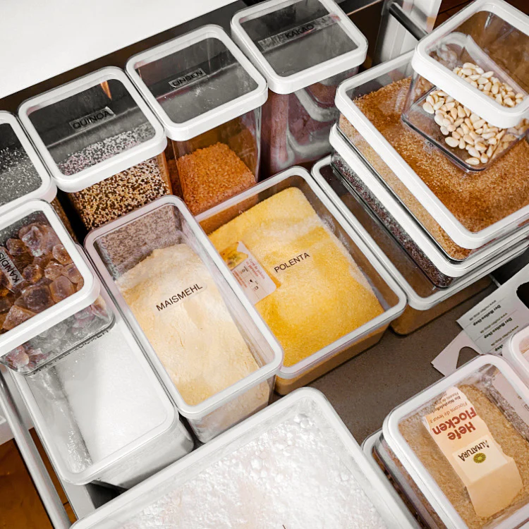 Bezpieczne przechowywanie żywności w lodówce - pojemniki na jedzenie
