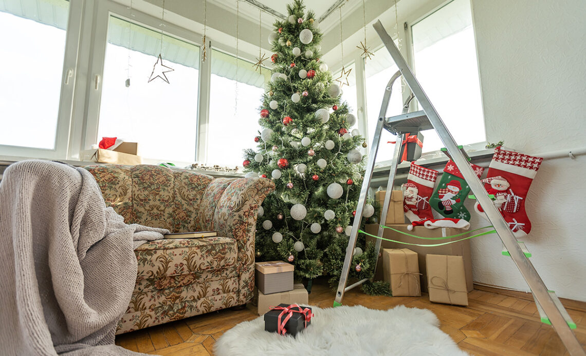 glowne swiateczne dekoracje w domu Drabiny aluminiowe – niezastąpione przy świątecznym dekorowaniu domu