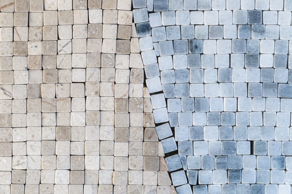 dwa kolory mozaik kamiennych Piękno kamienia ukryte w sztuce: jak mozaiki kamienne tworzą niepowtarzalne wnętrza?